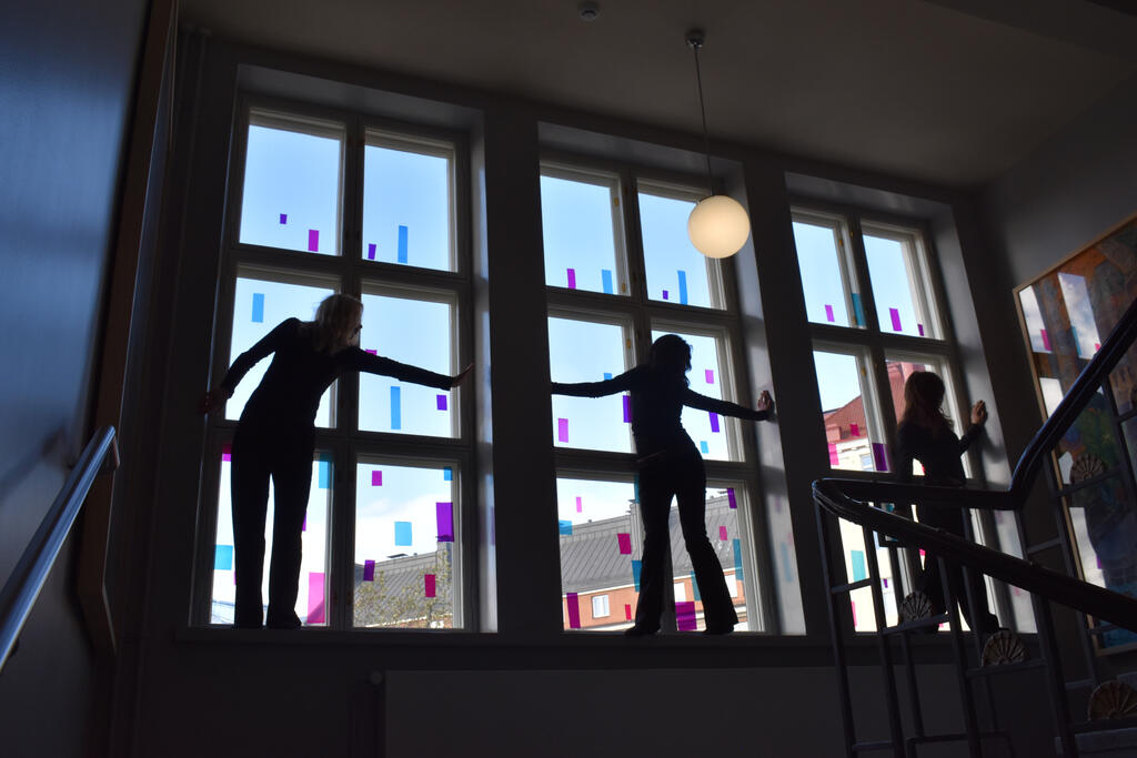 Tanssijoita ikkunassa. Kuva: Jasmin Ponsi
