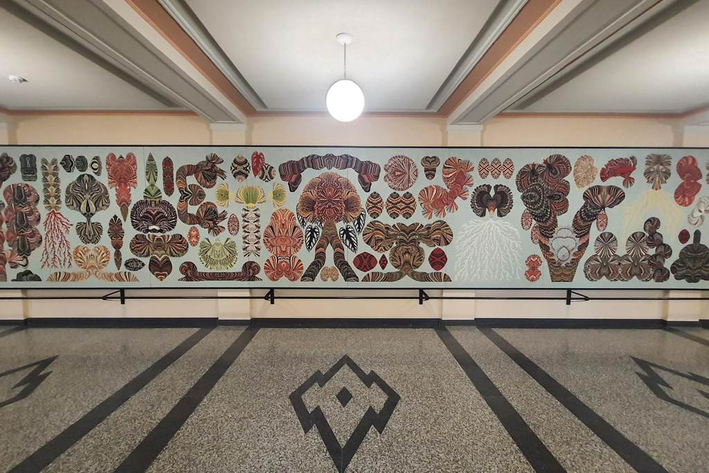 Etu-Töölön lukion ala-aulassa on Kustaa Saksin Herbaario-taideteos. Teos on osa Helsingin taidemuseo HAMin taidekokoelmaa ja se on suunniteltu ja hankittu juuri meidän kouluumme sopivaksi.  Kuva: Tytti Laakso