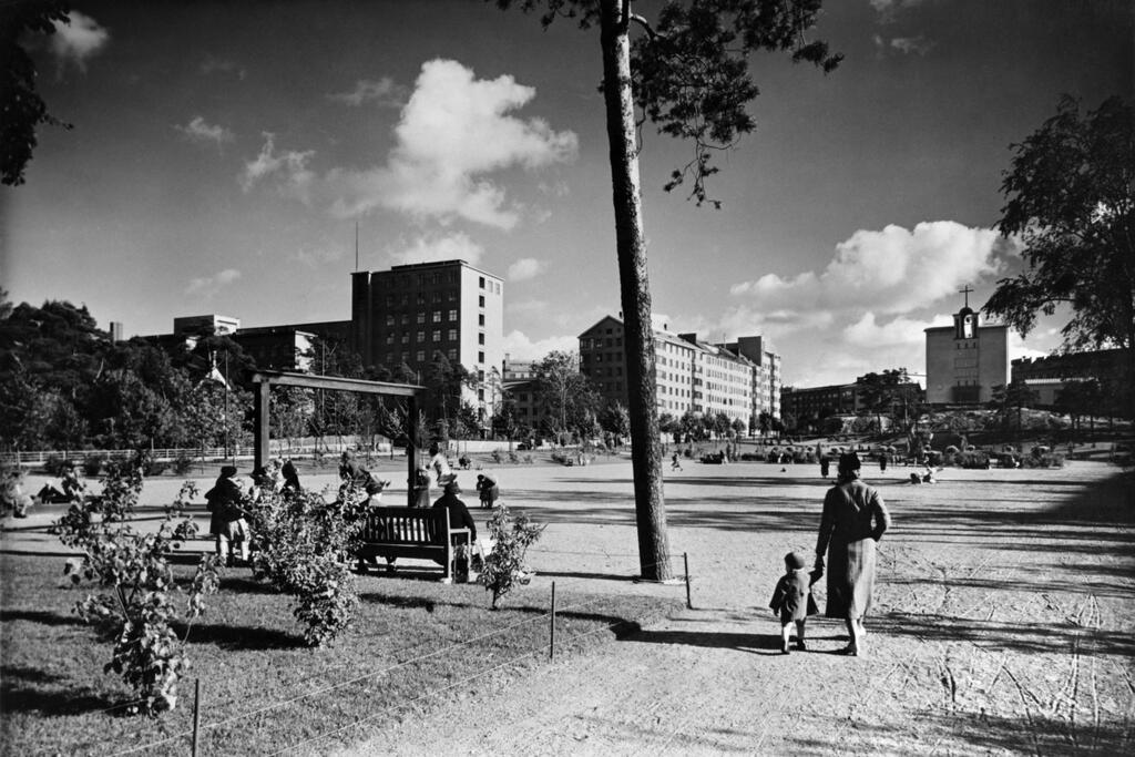 Utsikt över Topeliusparkens sandplan. I bakgrunden i mitten Finland Röda kors sjukhus samt Tölö kyrka till höger. Bild: Aarne Pietinen, Helsingin kaupunginmuseo