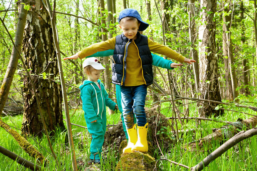 Lapset leikkivät metsässä