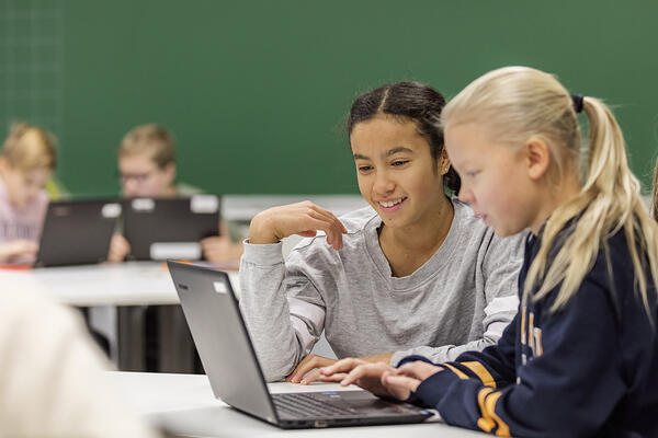 Koulun oppilaat tekevät koulutyötä tietokoneella