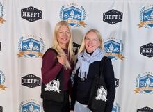 Kuvassa Opettajat Hanna Saari vasemmalla ja Annemari Untamala HEFFI-Showssa verkostoitumassa.