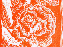 Opiskelija Filippa Jonassonin grafiikanvedoksessa hehkuu kukka.