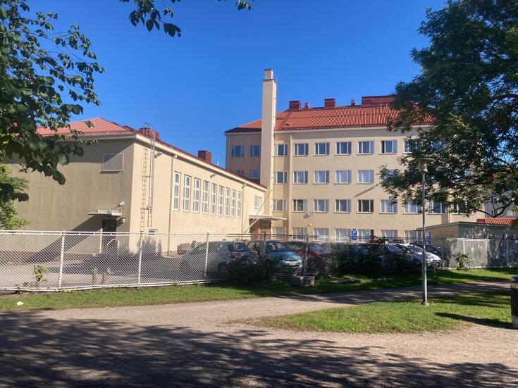 Helsingin kuvataidelukion päärakennus Torkkelinmäellä.
