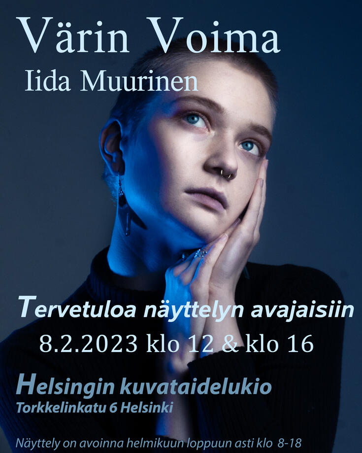 Värin voima -näyttelyjulisteessa sinisävyinen muotokuva