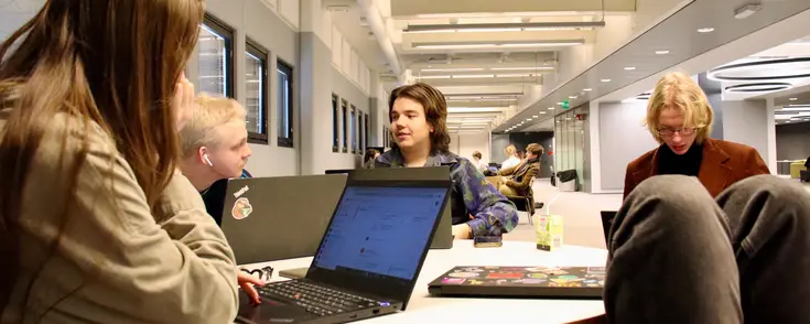 Studerande sitter och studerar tillsammans