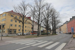 Suojatie, autoja, bussi ja ratikka Mäkelänkadulla