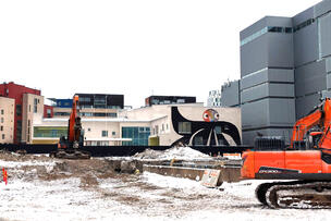 Maata, työkoneita  ja rakennuksia