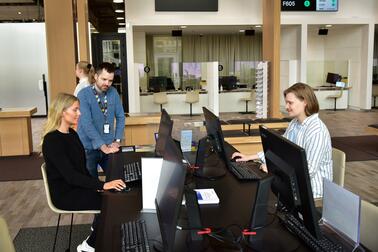 People in the customer service premises of the Urban Environment Division.