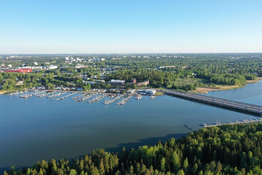 Ilmakuvassa metsää, merenlahti ja Puotilanrannan venesatama.