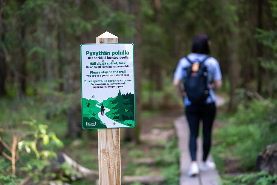 Herkästä luonnosta kertova kyltti kehoittaa pysyttelemään polulla. Voit nähdä kyltin luonnonsuojelualueiden lisäksi myös muilla herkillä luontoalueilla.  Kuva: Mira Lainiola