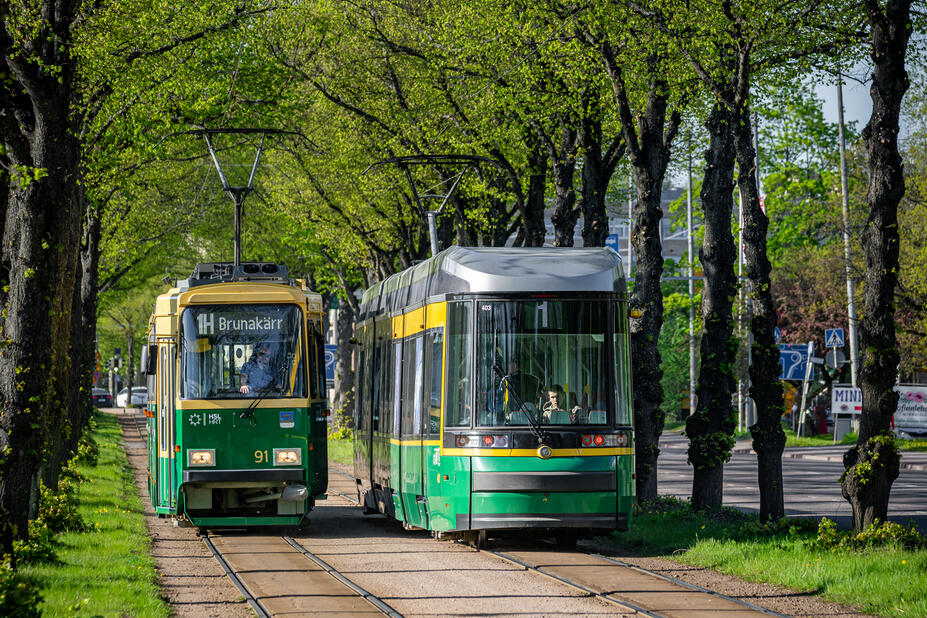Raitiovaunut kohtaavat Mäkelänkadulla