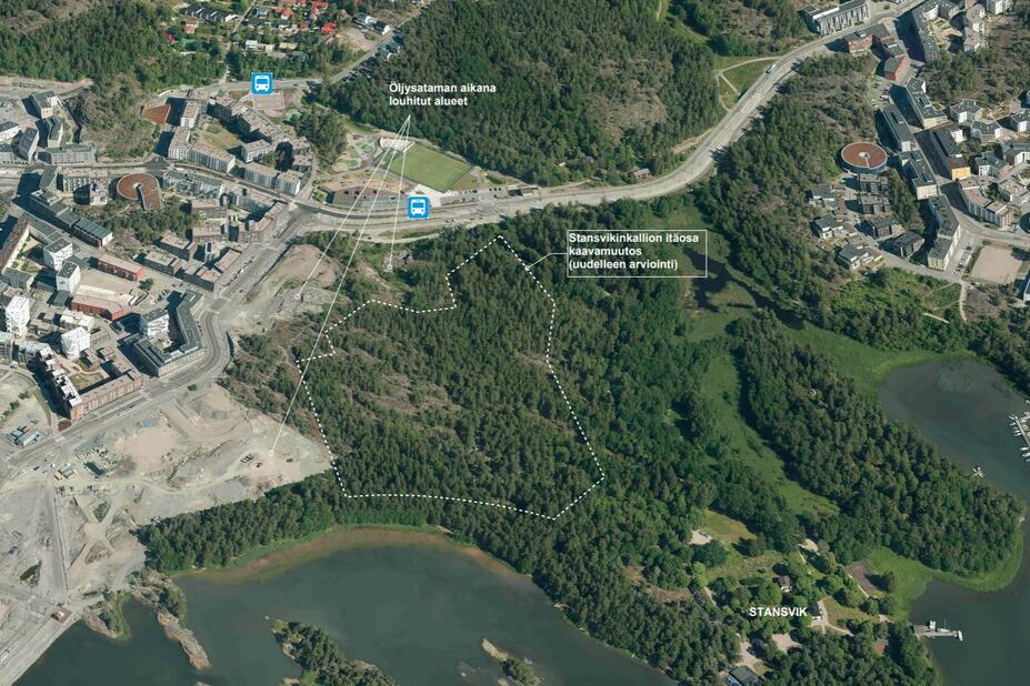 Ilmakuva, johon on piirretty uudelleen arvioitavan kaava-alueen rajat.