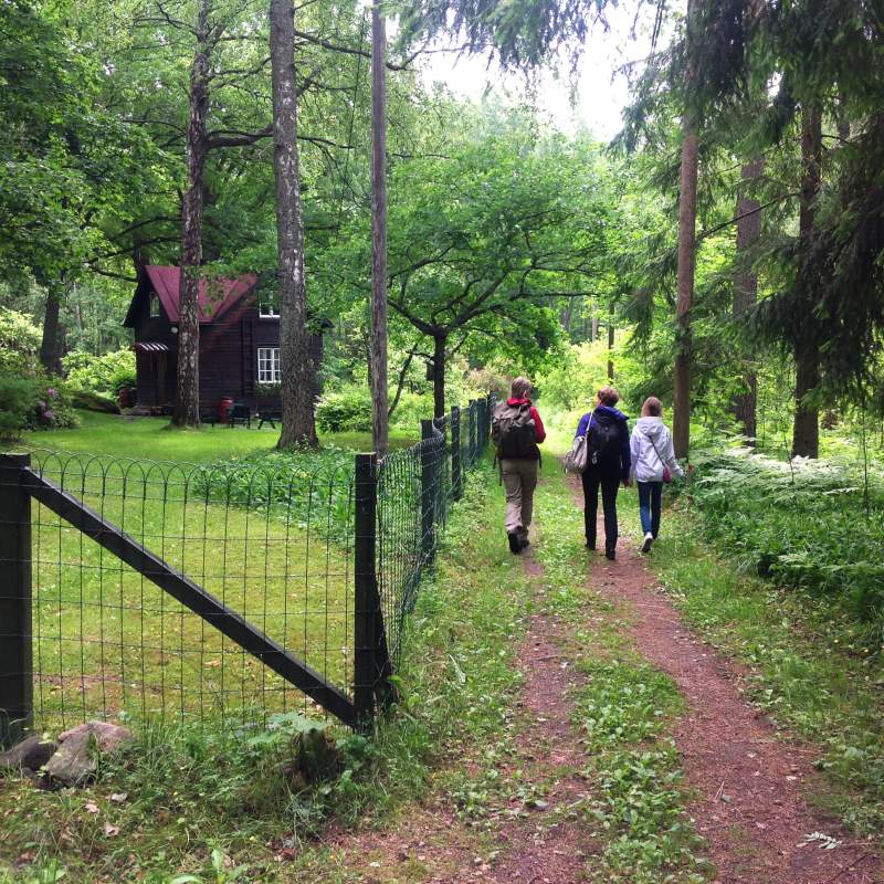 Hikers in Vartiosaari.