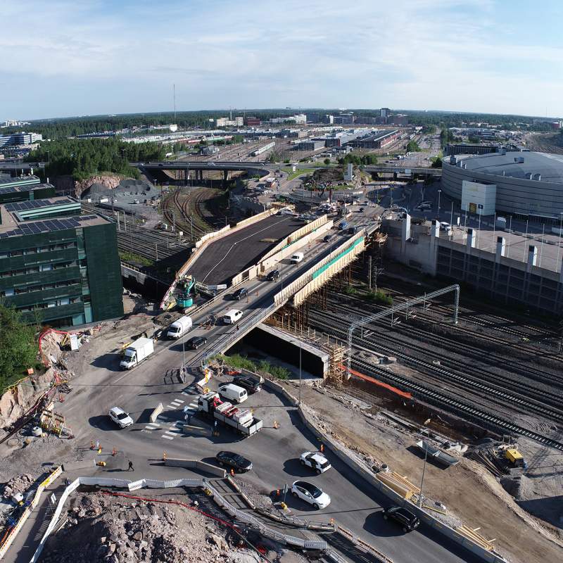 Rakentuva Veturitien uusi silta kesäkuussa 2022.