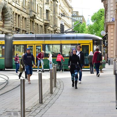 Liikennettä Helsingin ydinkeskustassa.