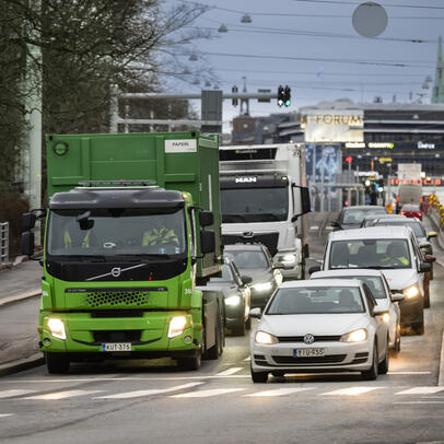 Vehicles at traffic lights on Mannerheimintie.