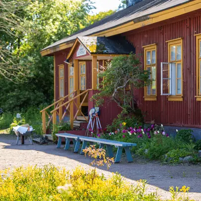 Harakan luontotalo on puinen rakennus. Kuistille johtaa portaat.