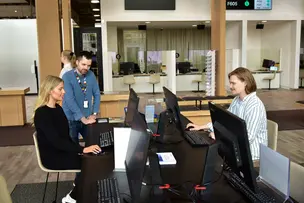 People in the customer service premises of the Urban Environment Division.