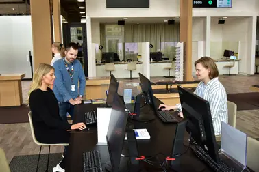 People in the customer service premises of the Urban Environment Division.