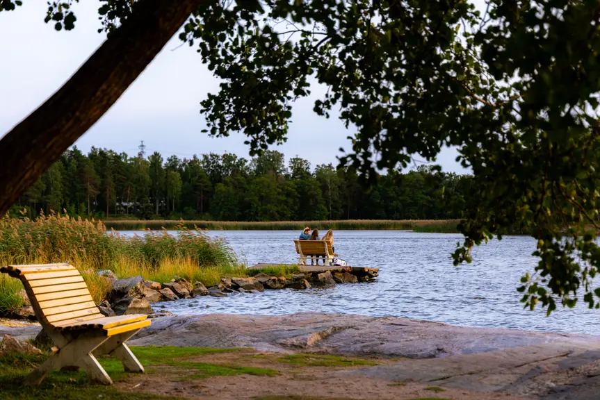 Kuvituskuvassa ilta-aurinkoinen kuva Kivinokan rantakalliosta