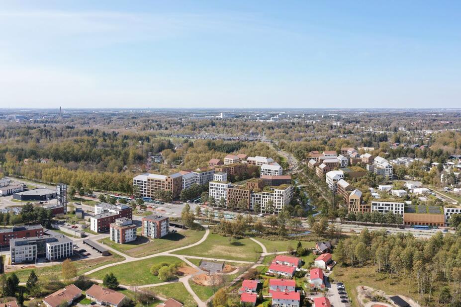 Havainnekuvassa kerrostaloja ison tien varrella.