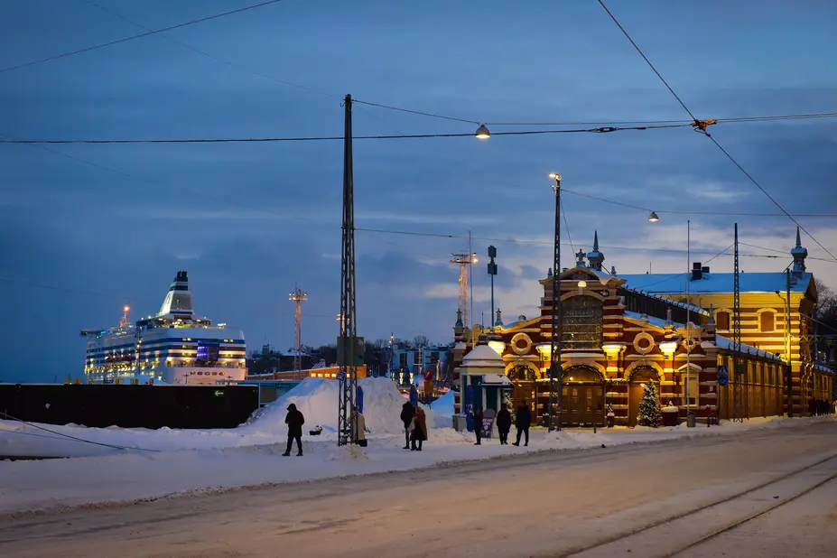 Kauppahalli talvimaisemassa