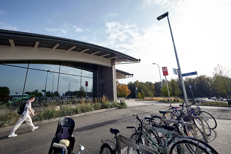 Björkholmens metrostation och cykelställ.