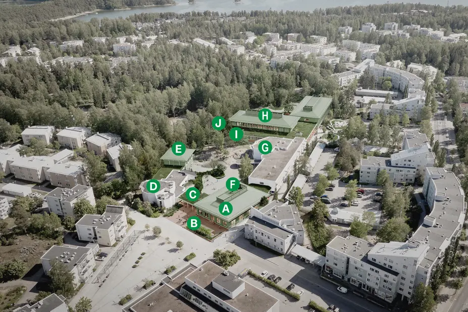 Ilmakuva, jossa kirjaintunnisteet, joiden selitykset ovat kuvatekstissä.