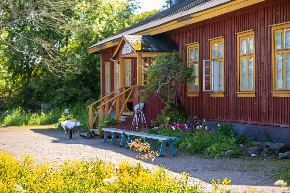 Harakan luontotalo on puinen rakennus. Kuistille johtaa portaat.