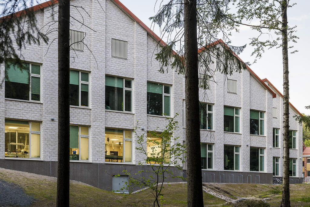 Koulun laajennusosassa on suuret ikkunat metsän puolella. Kuva: Kuvatoimisto Kuvio