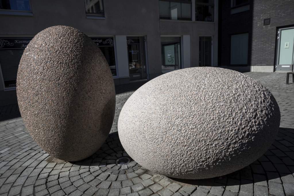 Public artwork "Lämmin kohtaaminen" in Malaga Square. Photo: Antti Pulkkinen