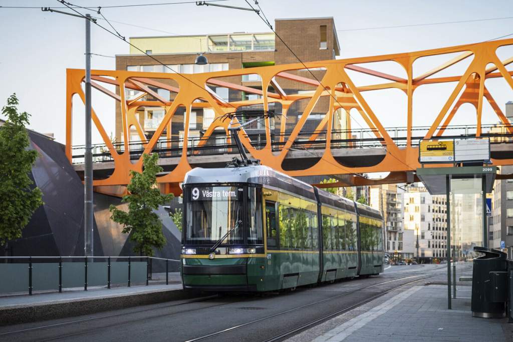 Jätkäsaari can be reached by trams 7, 8 and 9. When Jätkäsaari is completed, a loop-like network of trams will go around it. Photo: Antti Pulkkinen