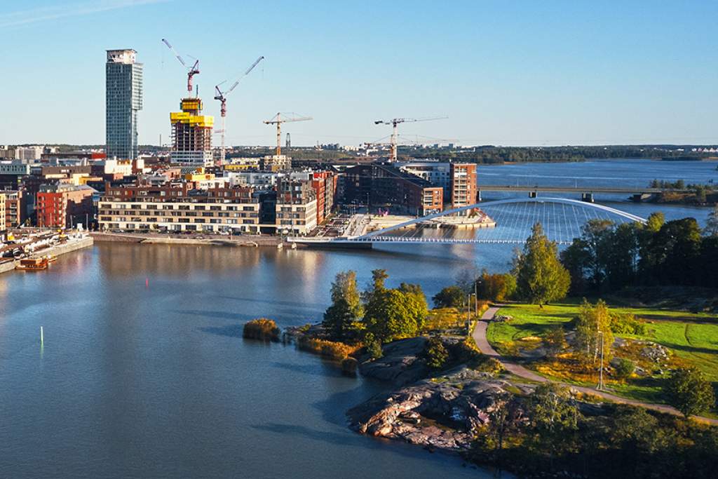 Mustikkamaan länsipääty ilmasta kuvattuna. Taustalla on Kalasatama.