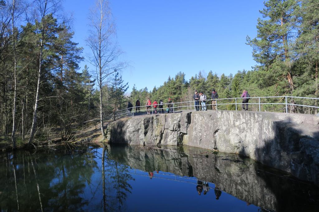 Retkeilijöitä Veräjämäellä.