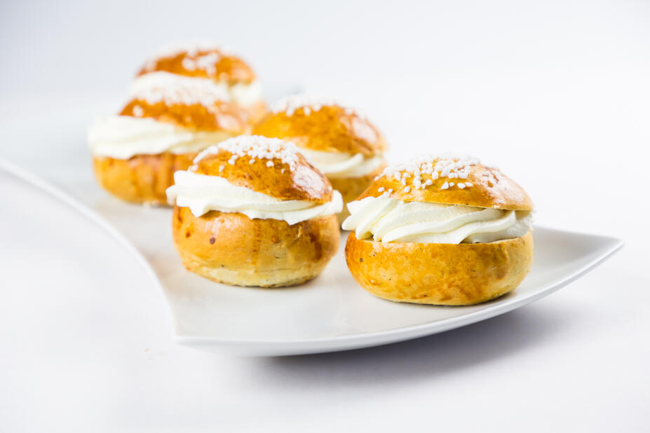 Laskiaispullia tarjoiluvadilla.