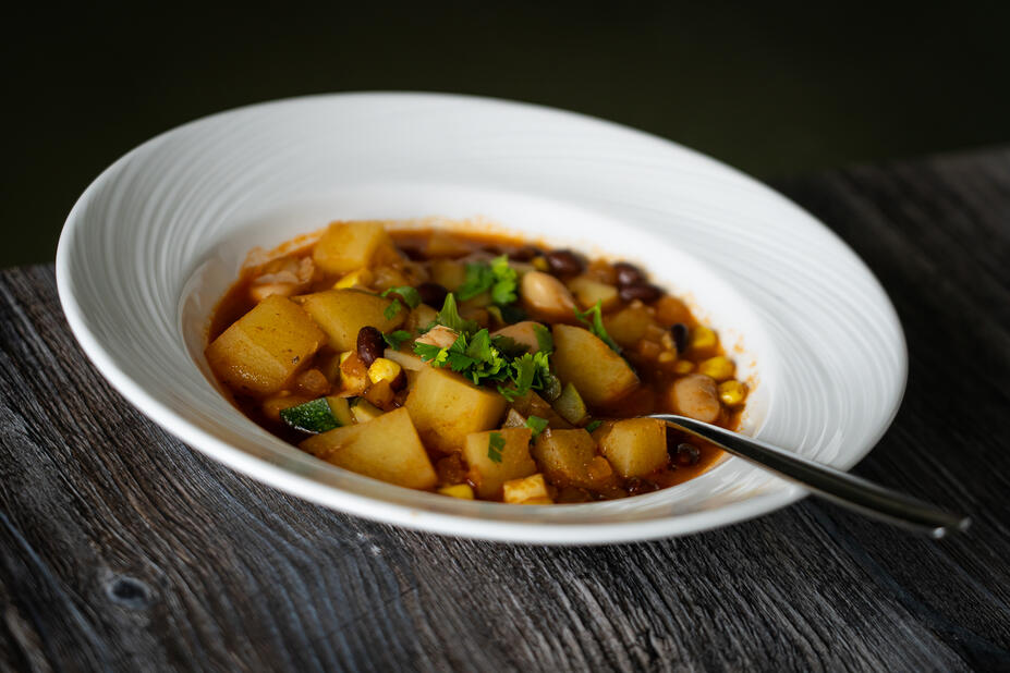 Lautasellinen meksikolaista Pozole Rojo -keittoa.