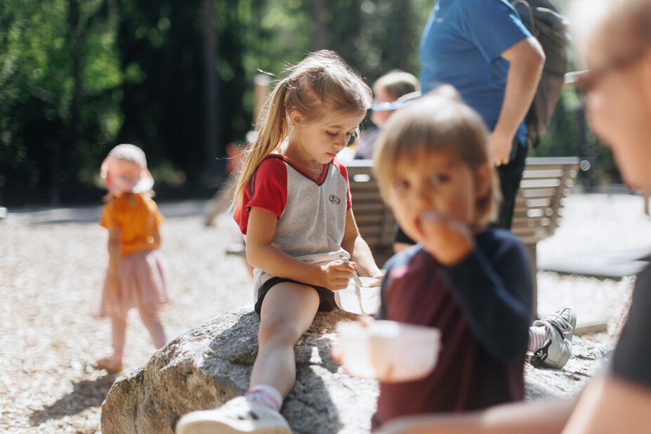 Leikkipuistoruokailu