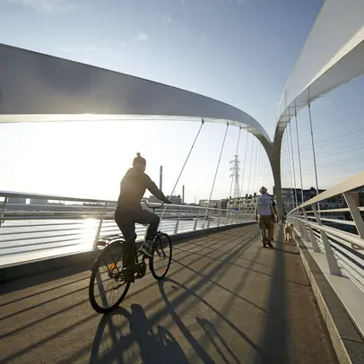Cyklist på bron.