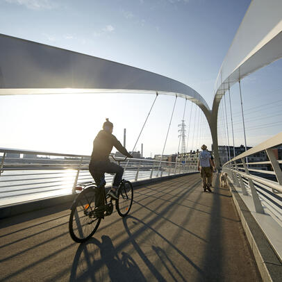 Pyöräilijä sillalla.