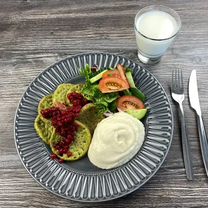 Lautasellinen pinaattiohukaisia ja salaattia