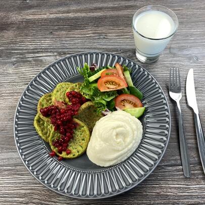 Lautasellinen pinaattiohukaisia ja salaattia