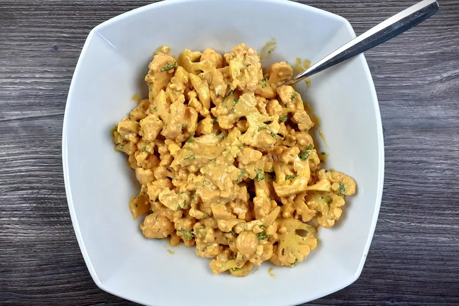 Kulhollinen marinoitua kukkakaalia tikka masala.