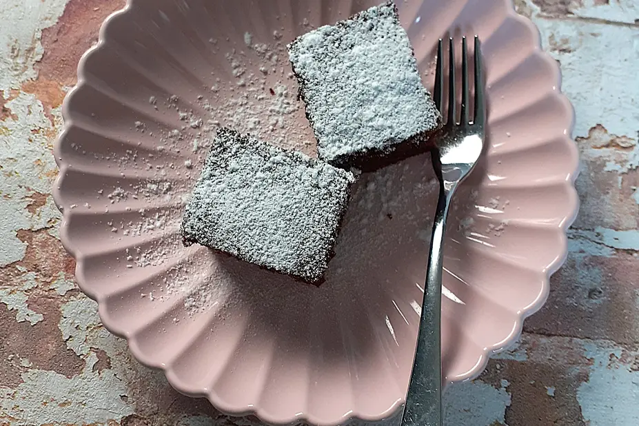 Lautasella pari palaa meksikolaista chili-kaakaokakkua.
