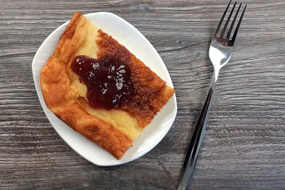 Lautasella pannukakkua ja hilloa.