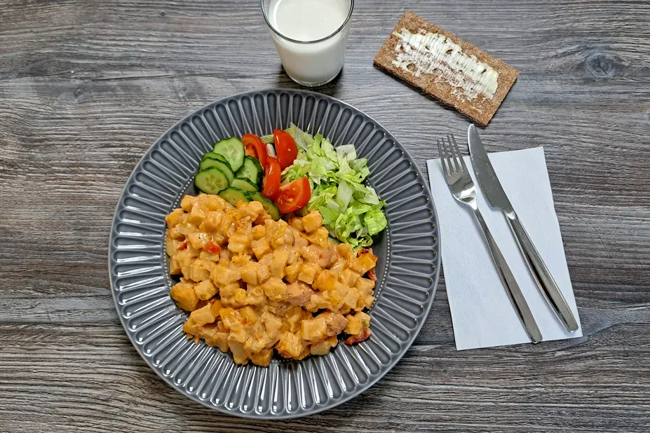 Annoksellinen syysillan kasvisnakkipyttipannua salaatin, ruokajuoman ja leivän kera.