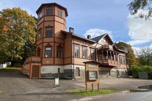 Oulunkylän seurahuoneen rakennus, jonka etualalla ilmoitustaulu