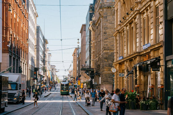 Ihmisiä kävelee Helsingin keskustassa.