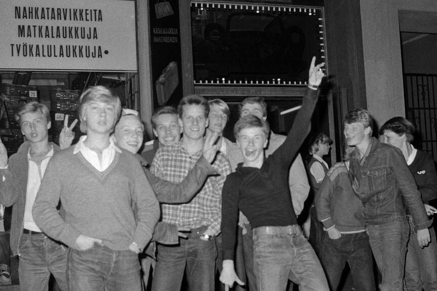 Ryhmä nuoria poseeraa kuvaajalle Iso-Roobertinkadulla Frisco Discon edustalla vuonna 1978. Osa nuorista on pukeutunut ns. fiftarityylin mukaisesti.