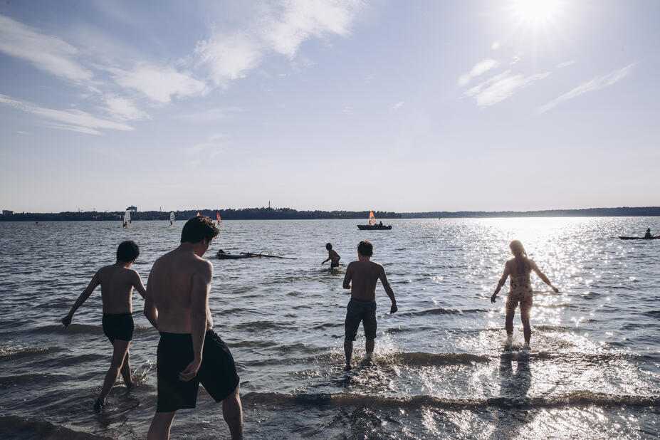 People going to take a dip in Munkkiniemi beach.